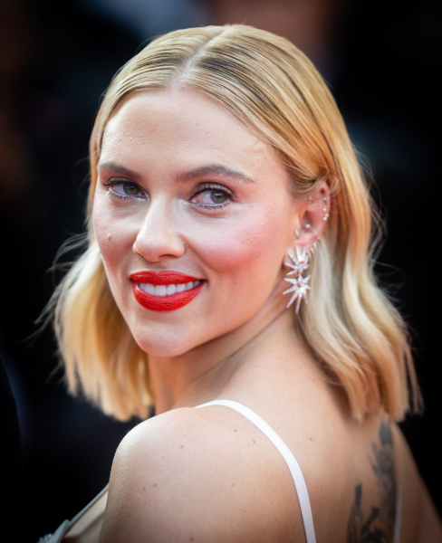 Scarlett Johansson’s Blunt Lob Is The Perfect Summer Style