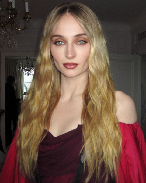 Sophie Turner’s Make-Up Look Is A Virtuous Take On Vamp